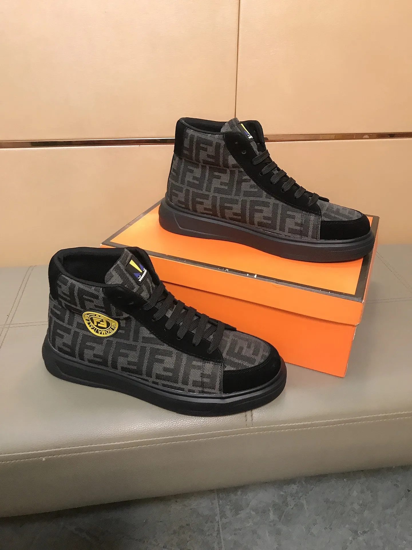 Men's shoes 240 🥾🥾↔️↔️[fendi] Fendi classic and comfortable men's high-top casual shoes, the upper is made of nubuck leather with brand printed fabrics, sheepskin feet, and rubber wear-resistant outsole. This unique style is suitable for all seasons, casual and refined sensibility, comfortable and natural on the feet. It is an everyday style for casual travel in autumn and winter! Code number: 38-44